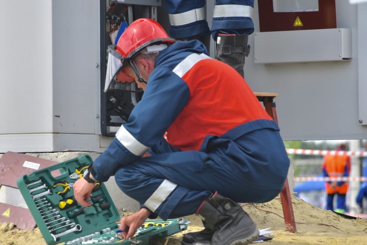 électricien avec ses outils